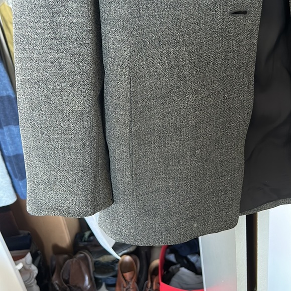 Linda allowed Ellen Tracy blazer size 6 needs to be dry cleaned - Picture 3 of 4